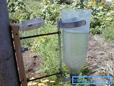 Plastična boca - najjednostavnija verzija kućnog umivaća. Plastična boca - najjednostavnija verzija kućnog umivaća.