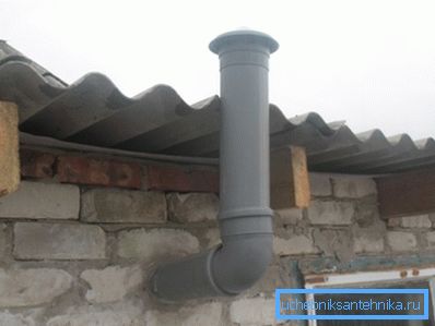 Plastična kanalizacija može dobro zamijeniti ventilacione cijevi. Na fotografiji se koristi za organizovanje ventkanala u fasadnom prostoru. Plastična kanalizacija može dobro zamijeniti ventilacione cijevi. Na fotografiji se koristi za organizovanje ventkanala u fasadnom prostoru.