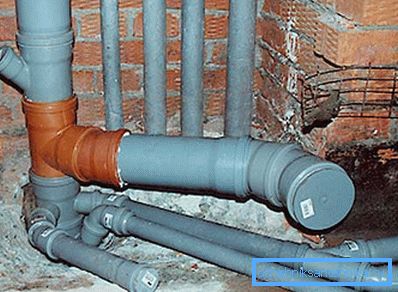 Plastična kapica na kanalizacionoj cevi Plastična kapica na kanalizacionoj cevi