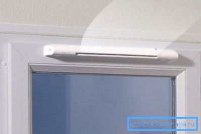 Plastični prozor sa ulaznim ventilom. Plastični prozor sa ulaznim ventilom.