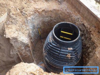 Plastični rezervoar jednostavno je instaliran na pravom mestu, fiksiran i napunjen. Plastični rezervoar jednostavno je instaliran na pravom mestu, fiksiran i napunjen.