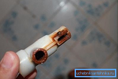 Plastični dijelovi takođe mogu biti izloženi rđanju ako su u direktnom kontaktu sa metalom. Plastični dijelovi takođe mogu biti izloženi rđanju ako su u direktnom kontaktu sa metalom.