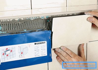 Po završetku instalacije instalacije, okvir je obložen keramičkim pločicama