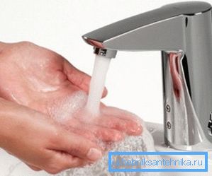 Zašto cevi zuri kada otvorite slavinu toplom ili hladnom vodom