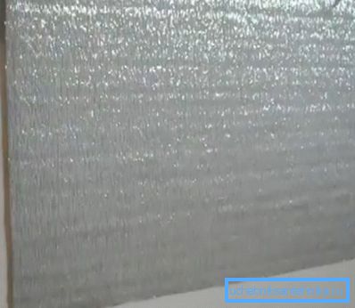 Poseban reflektor je montiran ispod zagrada. Poseban reflektor je montiran ispod zagrada.