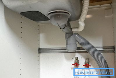 Ispod kuhinjskog sudopera. Ispod kuhinjskog sudopera.