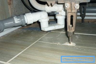 Pod podlogom treba staviti neki izdržljiv materijal, jer, na primer, pločica ispod težine kabine može lako pucati Pod podlogom treba staviti neki izdržljiv materijal, jer, na primer, pločica ispod težine kabine može lako pucati