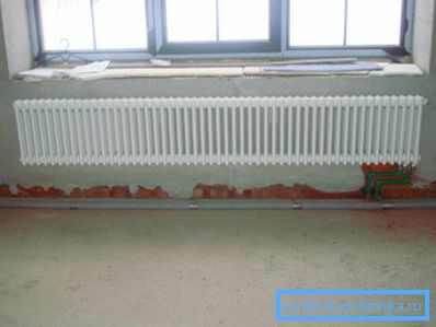 Pod širokim prozorom, široki radijator bi bio prikladan. Pod širokim prozorom, široki radijator bi bio prikladan.