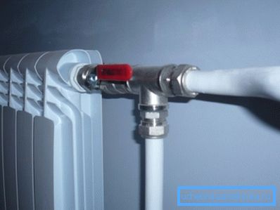 Priključak metalno-plastičnog sistema na radijator za grejanje.