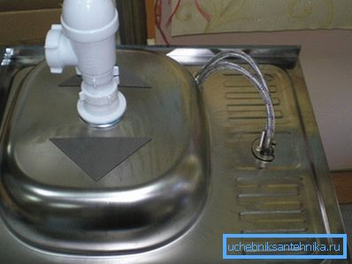 Pogodno je povezati mikser i sifon kada umivaonik još nije instaliran Pogodno je povezati mikser i sifon kada umivaonik još nije instaliran