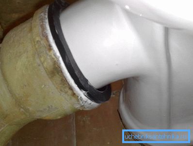 Povezivanje toaleta sa kanalizacijom od gvožđa sa gumenom manžetom