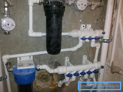 Polipropilenski češalj sa integriranim ventilima. Polipropilenski češalj sa integriranim ventilima.