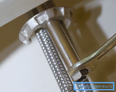 Nakon odvijanja vijaka, lako možete ukloniti stezaljku i izvaditi mikser