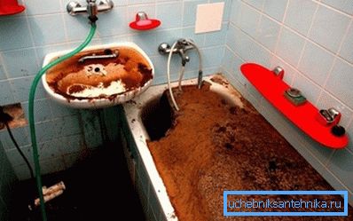 Posledice blokade na prvom spratu stambene zgrade. Posledice blokade na prvom spratu stambene zgrade.