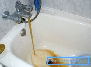 Veći sadržaj gvožđa može se ponekad prepoznati po zarđati boju.