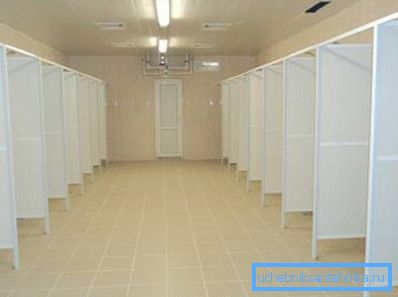 Predstavljene su gotovih pregrada za tuširanje plastike u zajedničkoj prostoriji.