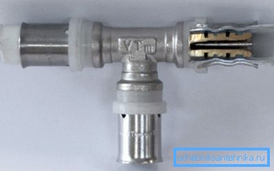 Pričvrsni element za metalno plastičnu vodovodnu mrežu. Pričvrsni element za metalno plastičnu vodovodnu mrežu.