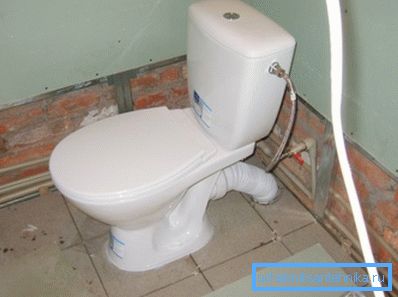 Na bočnom ulazu, uvek će biti vidljive cevi koje veoma narušavaju izgled i ponekad ometaju pogodnu lokaciju WC školjke u sobi.