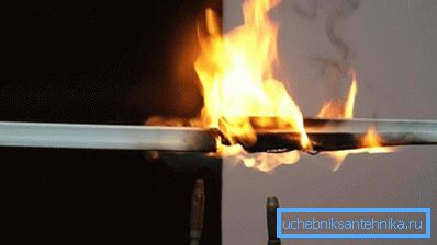 Kada opekotine PVC, otrovni gas se oslobađa. Kada opekotine PVC, otrovni gas se oslobađa.