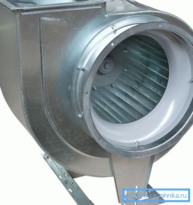 Kako se raskorak između prednjeg diska radnog kola i usisne mlaznice povećava, performanse ventilatora naglo opadaju.