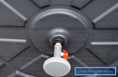 Prilikom izbora položaja cevi ne zaboravite da uzmete u obzir lokaciju zaliva za zalivanje, plastične cevi za tuširanje u zemlju su dostupne sa različitim opcijama za postavljanje kiše Prilikom izbora položaja cevi ne zaboravite da uzmete u obzir lokaciju zaliva za zalivanje, plastične cevi za tuširanje u zemlju su dostupne sa različitim opcijama za postavljanje kiše