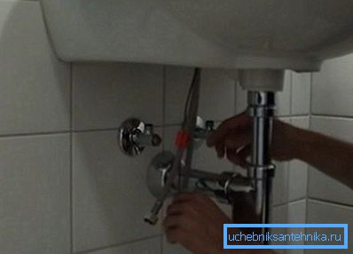Uređaj je povezan kao i uobičajena slavina. Uređaj je povezan kao i uobičajena slavina.