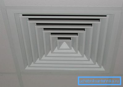 Upotreba maskiranja sa lažnim strukturama ostavlja vidljive samo plastične rešetke za ventilaciju.