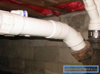 Primjer - prelazak od kanalizacije od livenog gvožđa do plastike Primjer - prelazak od kanalizacije od livenog gvožđa do plastike
