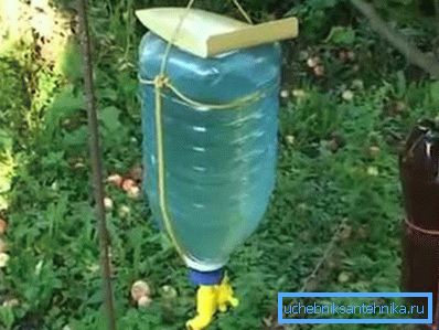 Pluta sa ugrađenom slavinom. Pluta sa ugrađenom slavinom.