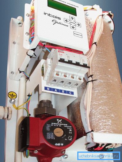 Proizvođač je opremio električni kotao sa pumpom Proizvođač je opremio električni kotao sa pumpom