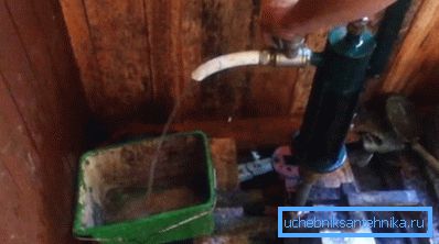 Pumpiramo preko vode dok se ne pojavi prozirni mlaznjak. Pumpiramo preko vode dok se ne pojavi prozirni mlaznjak.
