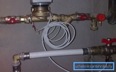 Srednje rešenje za zatvorene sisteme - jedan senzor protoka i dva temperaturna senzora. Obračun se vrši po prvoj formuli; V1 je uzet jednako V2. Srednje rešenje za zatvorene sisteme - jedan senzor protoka i dva temperaturna senzora. Obračun se vrši po prvoj formuli; V1 je uzet jednako V2.