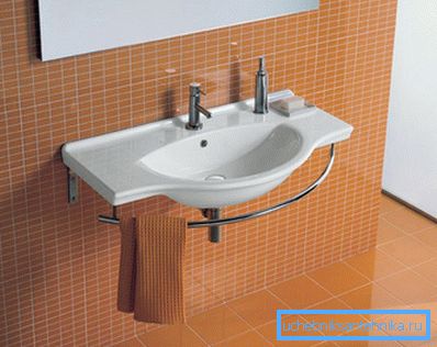 Jednostavan i pogodan umivaonik od sanitarne faience. Jednostavan i pogodan umivaonik od sanitarne faience.