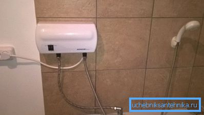 Protočni grijač u kupatilu na potkrovlju. Protočni grijač u kupatilu na potkrovlju.