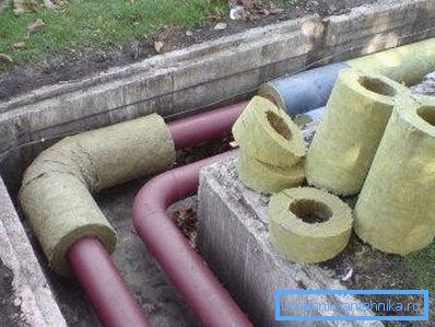 Proces izolacije kanalizacije od hladnoće.