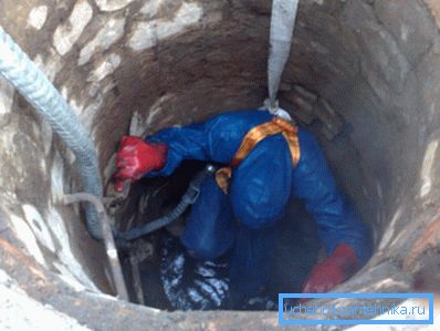 Proces malterisanja malih pukotina u rudniku. Proces malterisanja malih pukotina u rudniku.