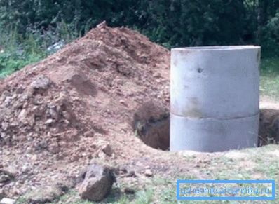 Proces izgradnje bunara betonskih prstenova. Proces izgradnje bunara betonskih prstenova.
