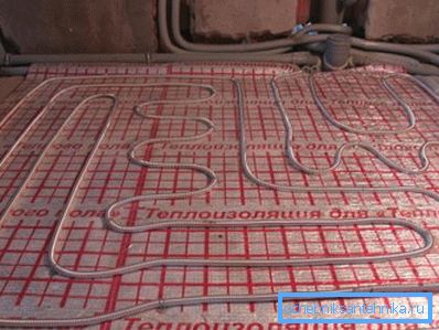Proces stvaranja tople podove koristeći fleksibilne elemente Proces stvaranja tople podove koristeći fleksibilne elemente