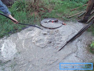 Radite na čišćenju bunara na lokalitetu Radite na čišćenju bunara na lokalitetu