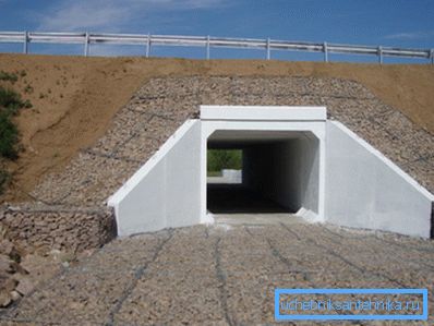 Pravougaoni armaturni beton ispod puta Pravougaoni armaturni beton ispod puta