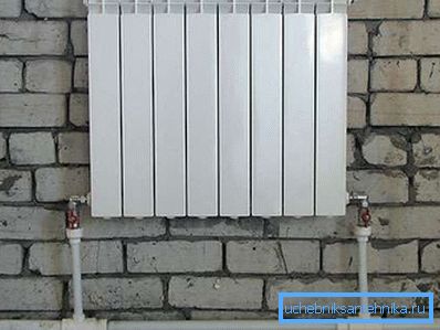 Radiator opremljen svim potrebnim dizalicama Radiator opremljen svim potrebnim dizalicama