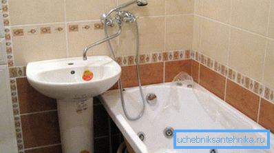 Sudoper bez slavine može se upravljati aparatom koji se montira iznad kupke. Sudoper bez slavine može se upravljati aparatom koji se montira iznad kupke.
