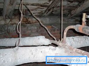 Ekspanzioni rezervoar sa odzračnim ventilom na tavanu. Ekspanzioni rezervoar sa odzračnim ventilom na tavanu.