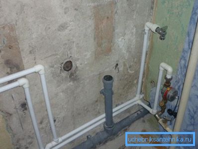 Ožičenje za povezivanje kupatila i umivaonika napravljeno je cevom od 50 mm.