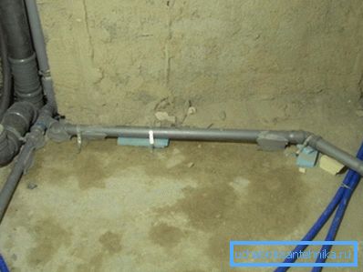 Raspored kanalizacije ispod kupke, sudopera i mašine za pranje veša napravio je cijev od 50 mm. Raspored kanalizacije ispod kupke, sudopera i mašine za pranje veša napravio je cijev od 50 mm.