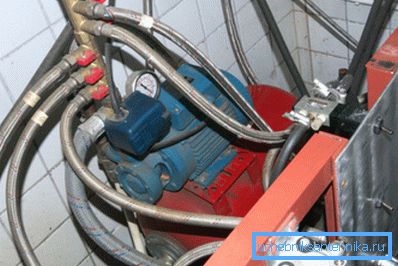Gumeni rukavi u metalnom plaštu kada opremaju pumpnu stanicu Gumeni rukavi u metalnom plaštu kada opremaju pumpnu stanicu