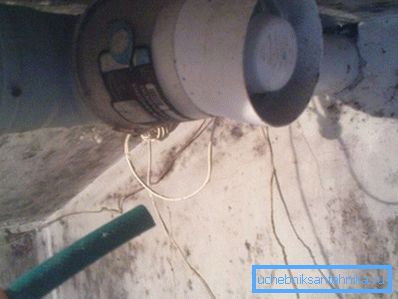 Pomoću plastičnih cijevi, mehanička ventilacija se lako montira u štalu s vlastitim rukama. Pomoću plastičnih cijevi, mehanička ventilacija se lako montira u štalu s vlastitim rukama.