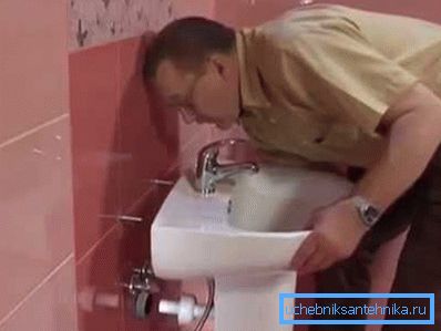 Samo-montaža spuštene umivaonike na mestu Samo-montaža spuštene umivaonike na mestu