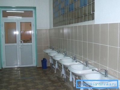 Kupatilo srednje škole Kupatilo srednje škole