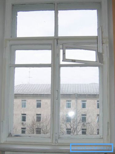 Pukotine u drvenim okvirima služe kao element ventilacije. Pukotine u drvenim okvirima služe kao element ventilacije.